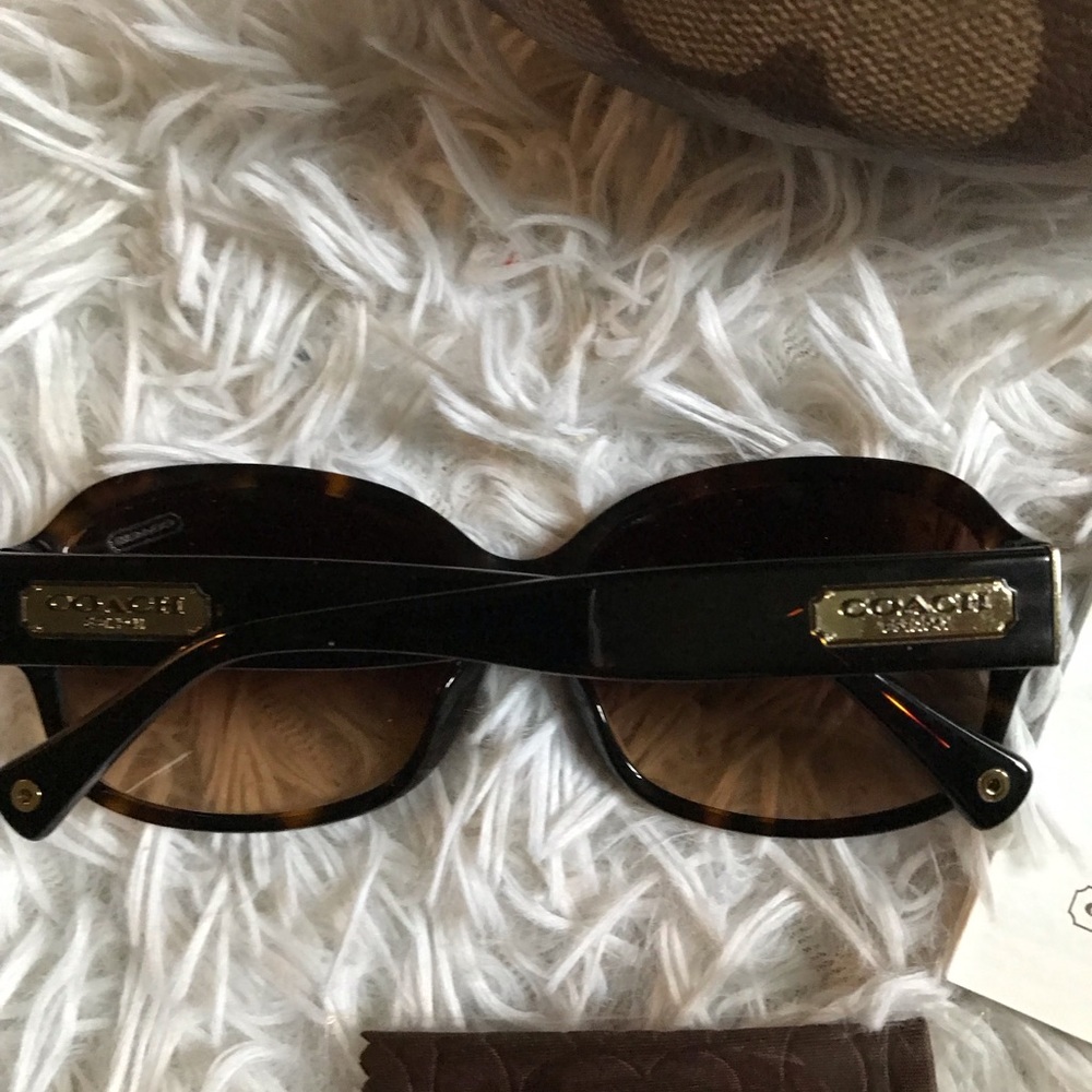 Coach sunglasses 🕶 - Picture 3 of 8